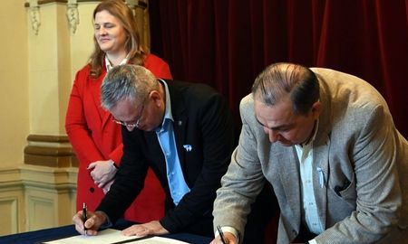 El intendente Juan Pablo Poletti y el subsecretario de Planificación Estratégica del Ministerio de Obras Públicas, Marcelo Mántaras, rubricaron el acuerdo. El intendente Juan Pablo Poletti y el subsecretario de Planificación Estratégica del Ministerio de Obras Públicas, Marcelo Mántaras, rubricaron el acuerdo.