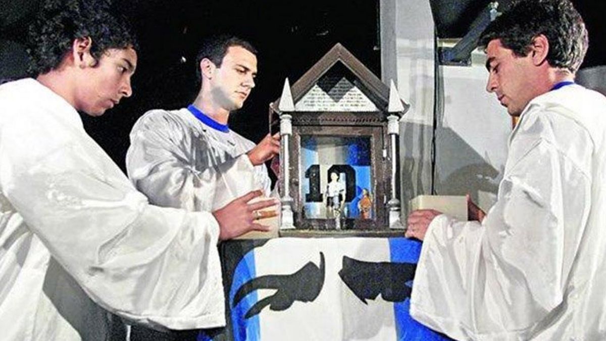 En diálogo con Aire de Santa Fe, Hernán Amez, uno de los fundadores de la Iglesia Maradoniana repasó los inicios de la liturgia. “Siempre quisimos demostrar el amor a Diego. Empezamos a reunirnos después del mundial de Francia, a conmemorar su cumpleaños y un día sin darnos cuenta vimos que las reuniones eran muy lindas, con mucha emoción y concluimos que que Diego era Dios. Hizo milagros que nosotros vimos hacer”.