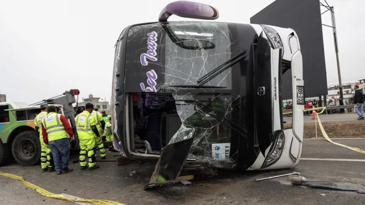 Un colectivo volcó en la Panamericana Sur