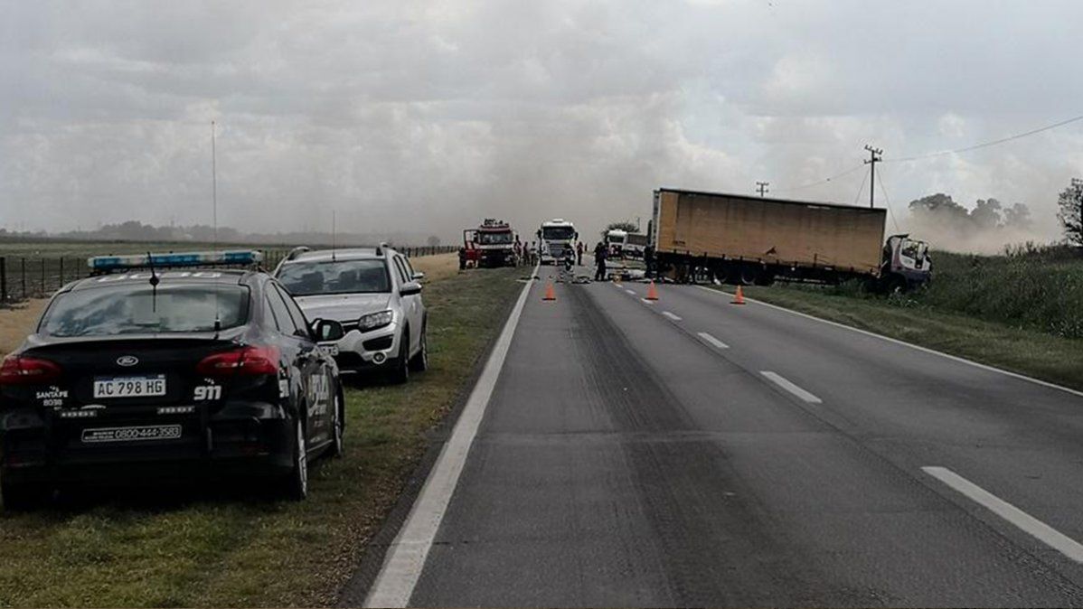 Por razones que se tratan de establecer dos camiones impactaron de manera frontal involucrando al vehículo de menor porte.&nbsp;