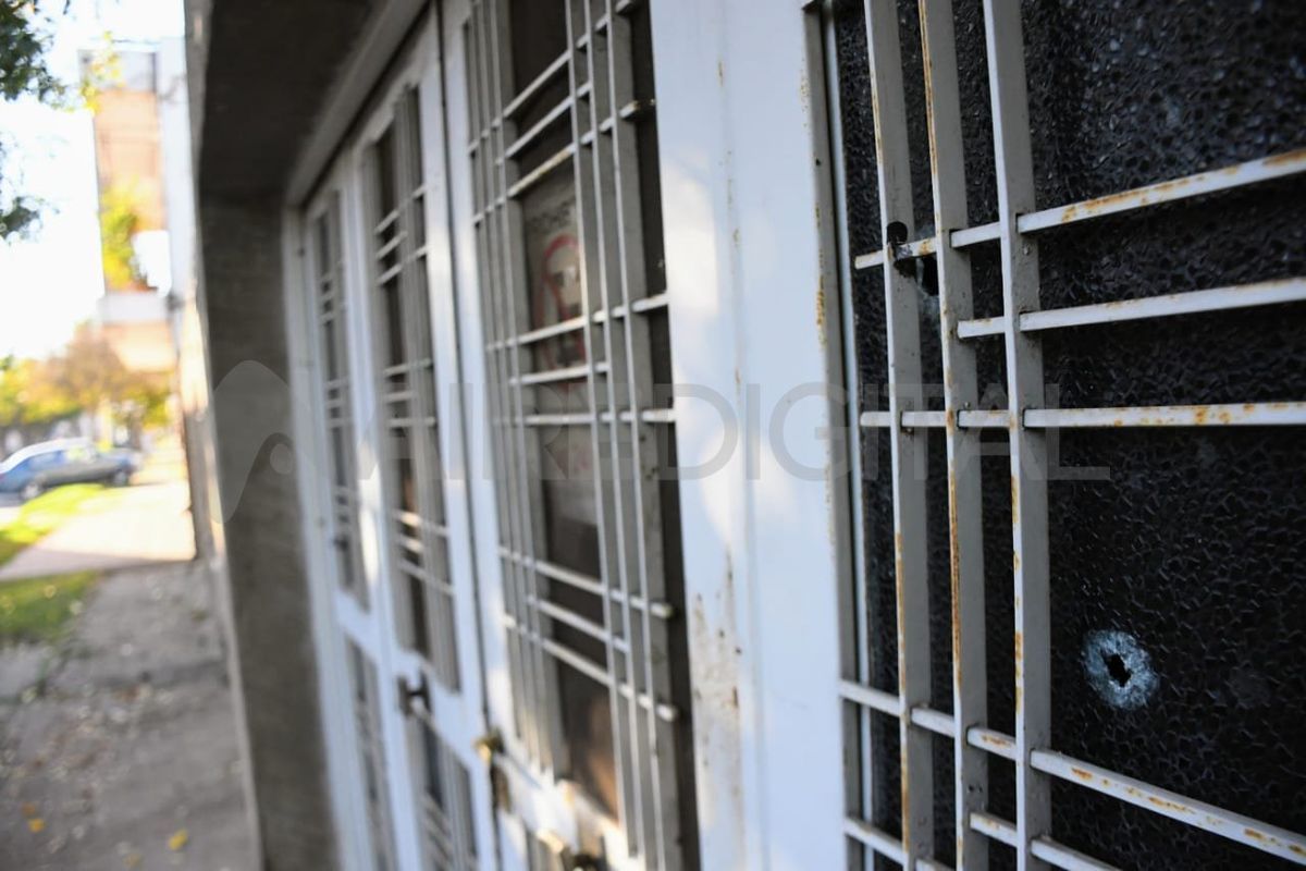El hombre recibió al menos tres disparos cuando abrió la puerta de una casa.