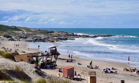 La orientación de la Playa del Rivero permite que los vientos del cuadrante norte y noreste generen condiciones de surf estables, algo poco común en otros puntos de la costa uruguaya. La orientación de la Playa del Rivero permite que los vientos del cuadrante norte y noreste generen condiciones de surf estables, algo poco común en otros puntos de la costa uruguaya.