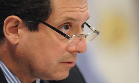 El presidente del Banco Central, Miguel Ángel Pesce, dijo que dentro del país hay unos 100.000 millones de dólares fuera del sistema. El presidente del Banco Central, Miguel Ángel Pesce, dijo que dentro del país hay unos 100.000 millones de dólares fuera del sistema.