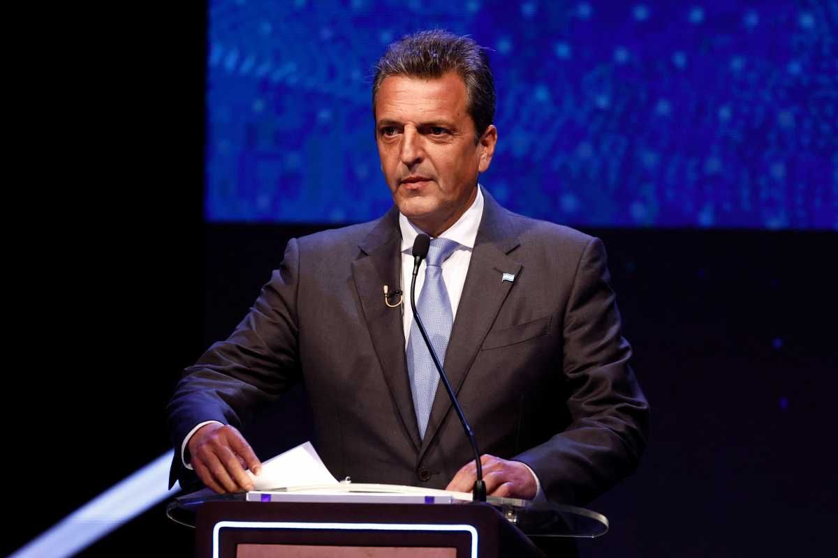 Sergio Massa tuvo la difícil tarea de defender la actual gestión, de la que es ministro, y al mismo tiempo prometer un horizonte de futuro diferente. Sus rivales se lo achacaron durante toda la noche. Sergio Massa tuvo la difícil tarea de defender la actual gestión, de la que es ministro, y al mismo tiempo prometer un horizonte de futuro diferente. Sus rivales se lo achacaron durante toda la noche.