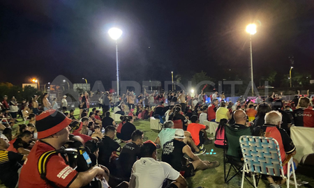 Los hinchas de Colón, expectantes por el desarrollo del partido frente a River. Los hinchas de Colón, expectantes por el desarrollo del partido frente a River.
