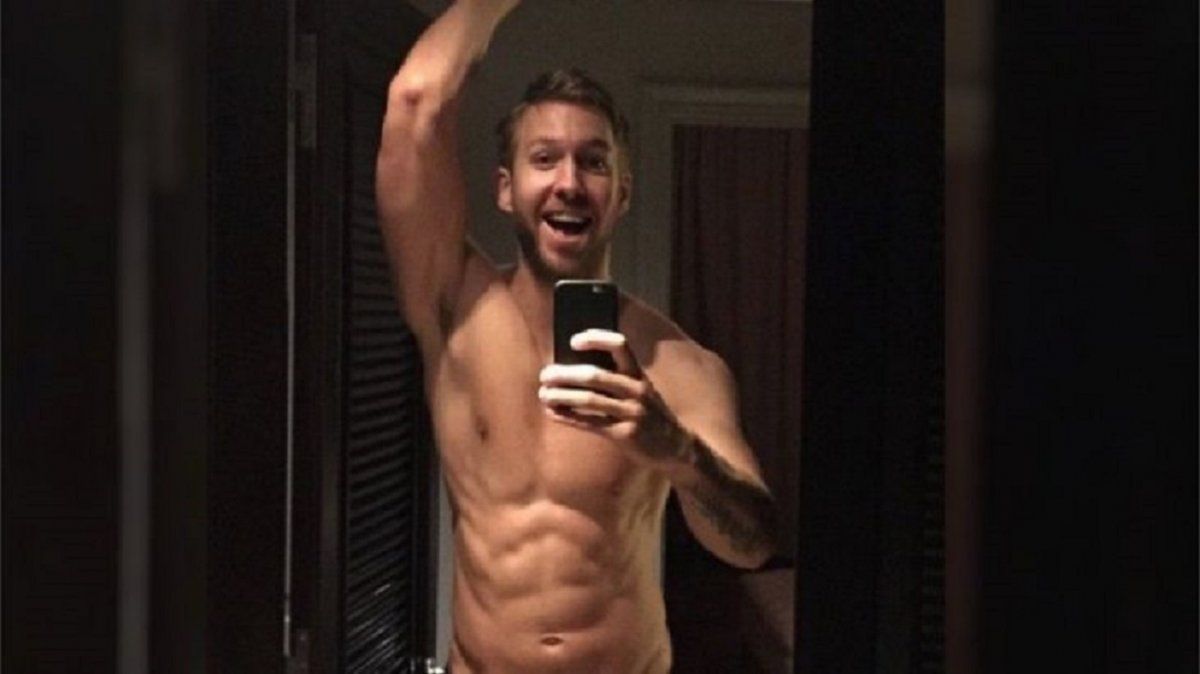 Calvin Harris: filtraron una selfie desnudo y los memes no tardaron en llegar