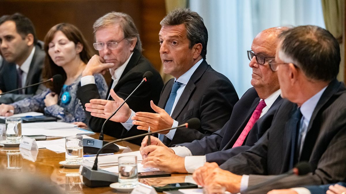 El ministro de Economía, Sergio Massa, durante la reunión que mantuvo con representantes de la Mesa de Enlace. Foto NA.