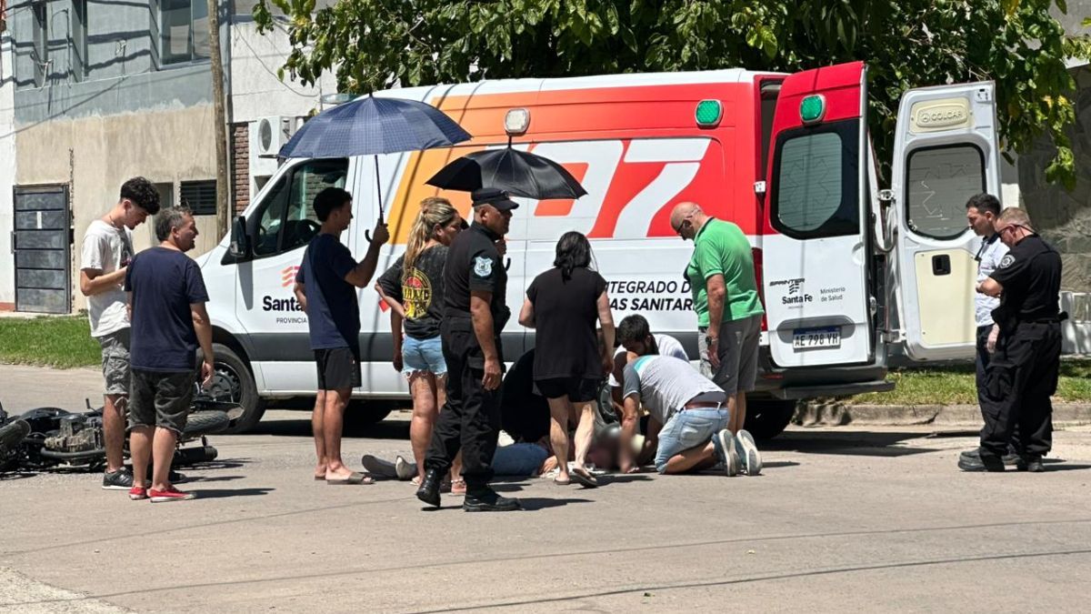 Una motociclista fue trasladada por el 107 tras un accidente en J.P. López y Pasaje Marsengo.