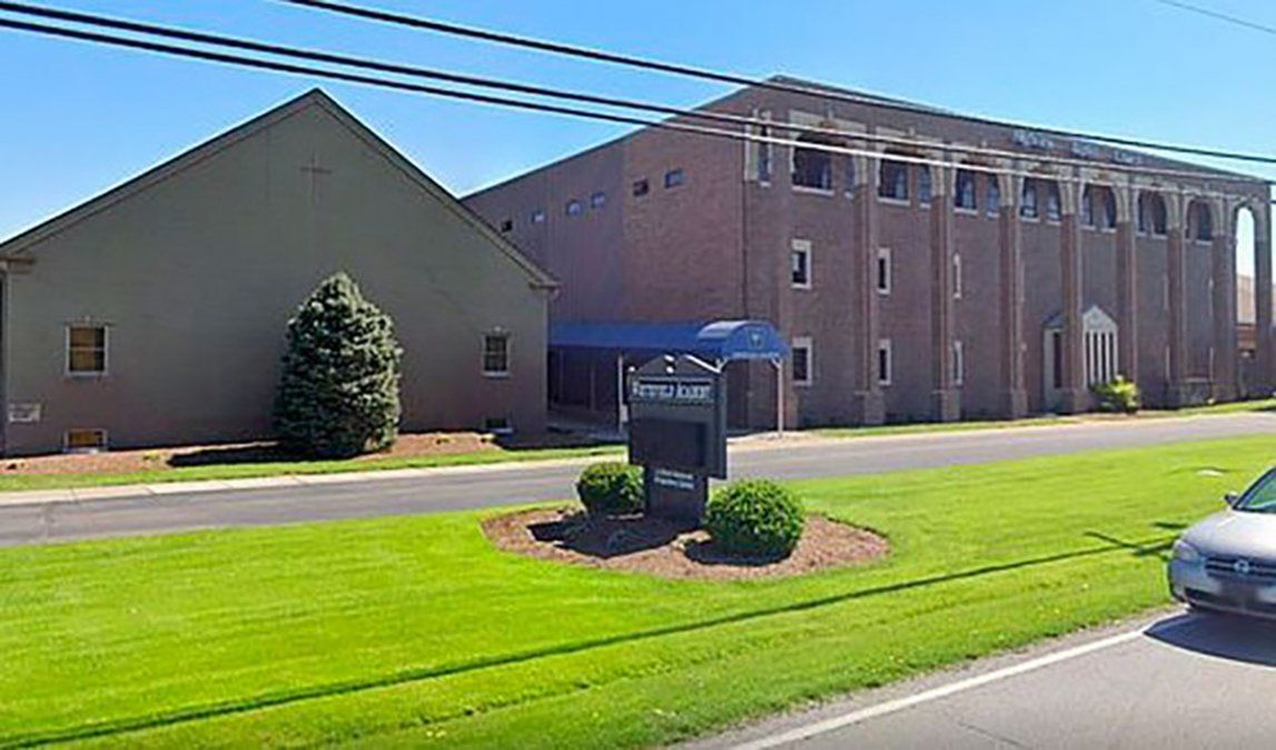 La expulsaron de un colegio cristiano por usar un suéter del orgullo gay y posar con una torta arcoíris