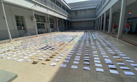 Las autoridades desplegaron los celulares secuestrados en el patio de la sede del Servicio Penitenciario.