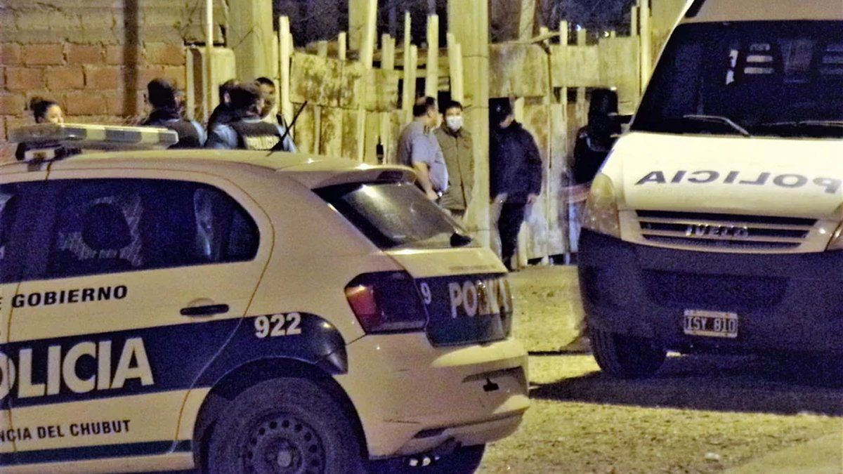 El hombre de 30 años que el lunes a la madrugada mató a su madre a golpes y a puñaladas en su casa del barrio Tiro Federal de Trelew quedará seis meses en prisión mientras dura la investigación por el brutal crimen que conmueve a Chubut.
