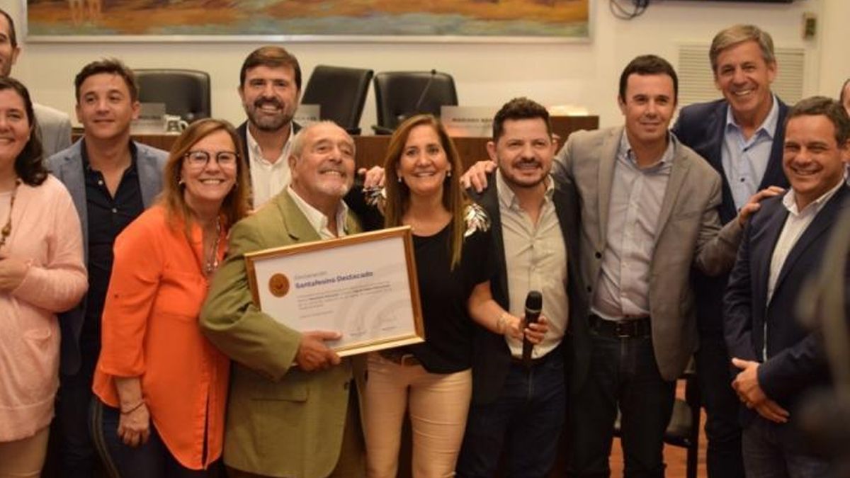 El Peiso junto a los concejales de Santa Fe cuando lo distinguieron como santafesino destacado.