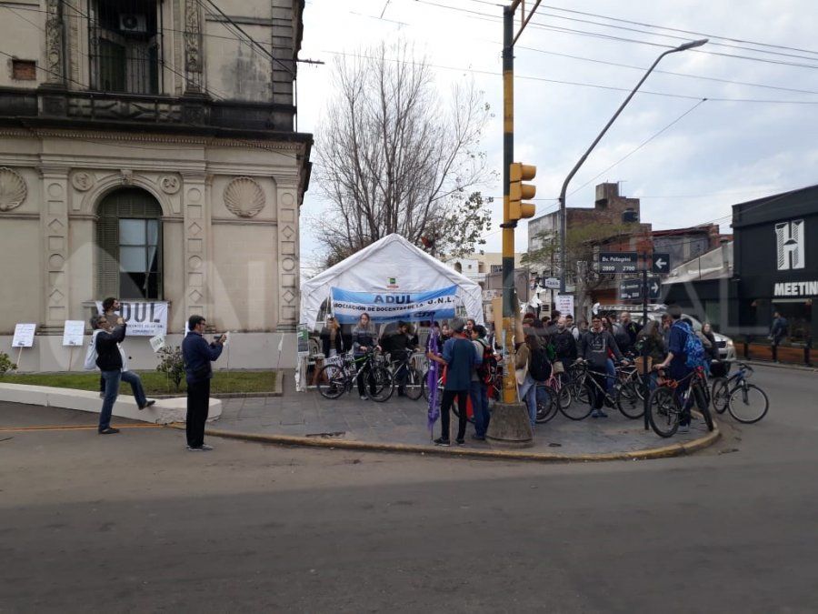 Carpa docente: “Sin presupuesto la universidad no puede funcionar”