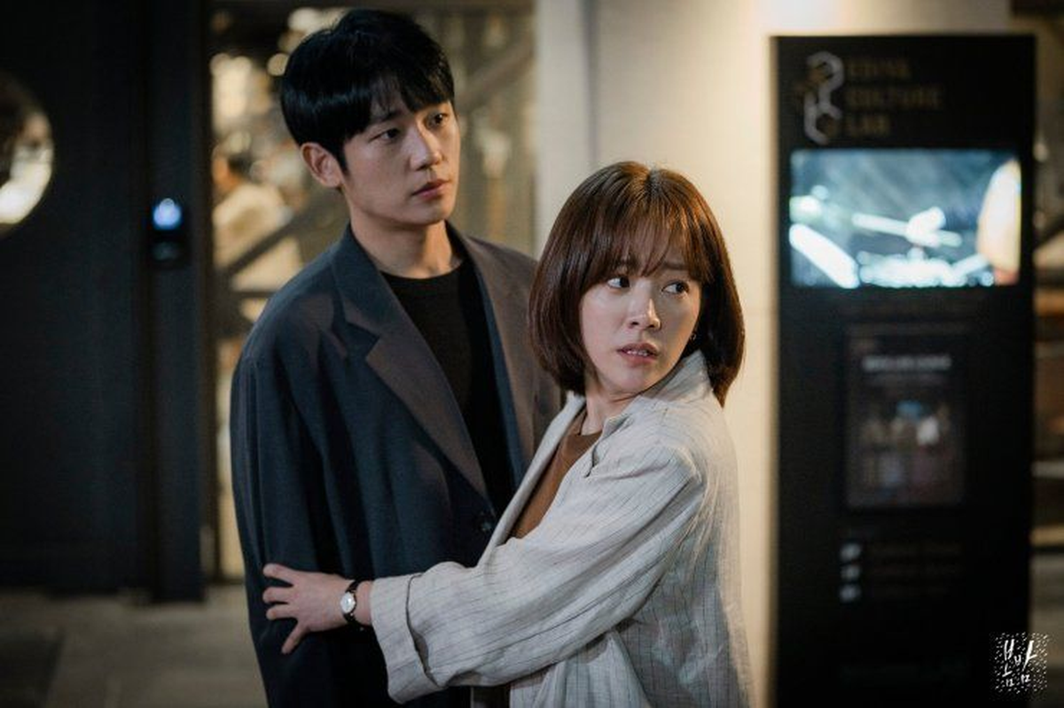 "Una noche de primavera" está protagonizada por Han Ji Min, Jung Hae In y Kim Jun Han. "Una noche de primavera" está protagonizada por Han Ji Min, Jung Hae In y Kim Jun Han.