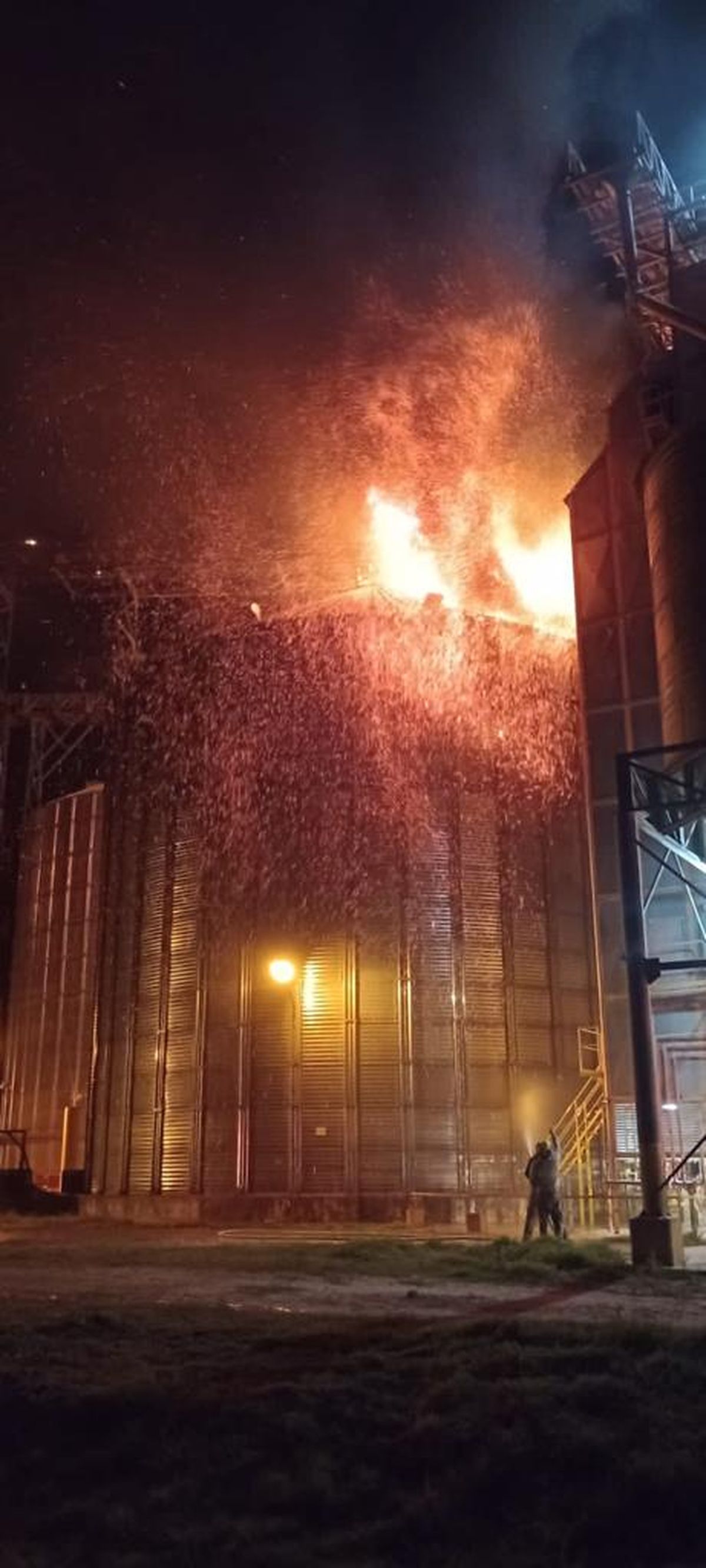 El foco ígneo se produjo en un silo arrocero de la planta de Adecoagro en Franck.