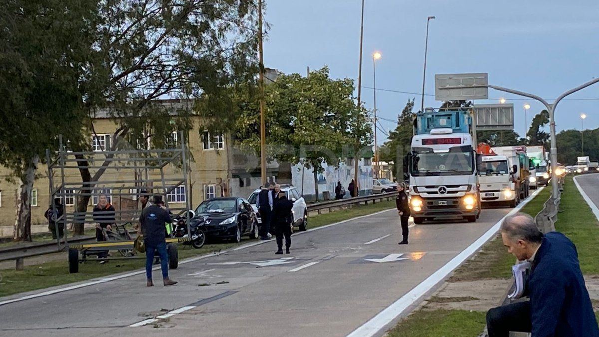 Avenida de la Constitución: accidente entre un auto y una camioneta que acarreaba un tráiler con piraguas