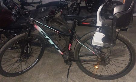 Una de las bicicletas que la policía recuperó en el domicilio requisado. Una de las bicicletas que la policía recuperó en el domicilio requisado.