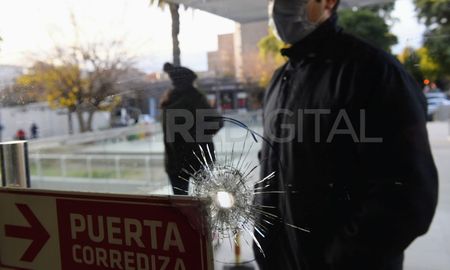 rosario: atacaron a tiros a empleada de seguridad privada dentro del hospital centenario rosario: atacaron a tiros a empleada de seguridad privada dentro del hospital centenario
