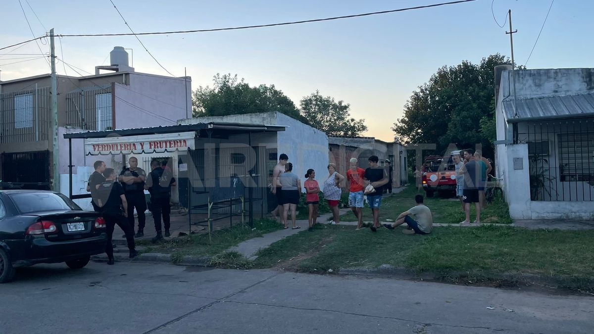 Los vecinos del barrio se solidarizaron con la familia afectada. Los vecinos del barrio se solidarizaron con la familia afectada.