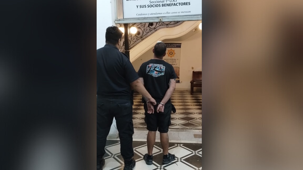 El hecho se registró el viernes a la tarde en la recoleta santafesina, cuando un hombre intentó robar la moto de un repartidor.