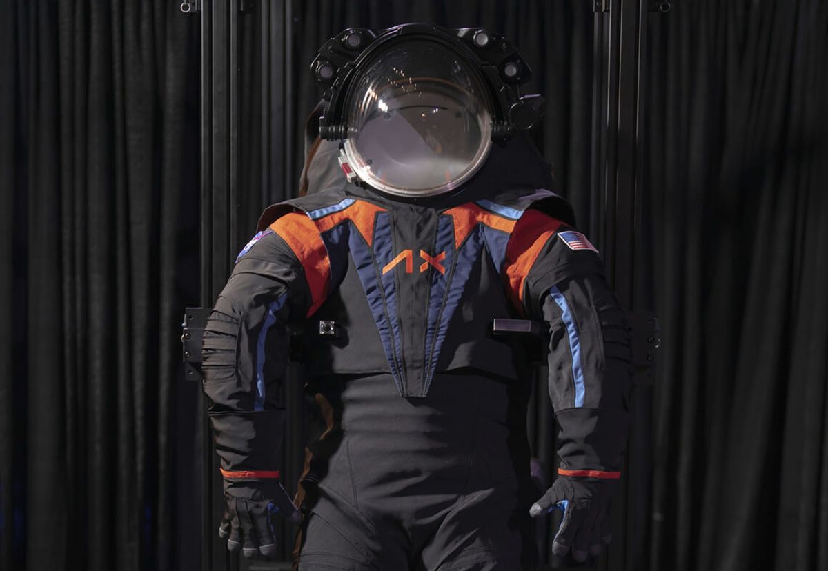 Este es el traje espacial que usarán los astronautas de la Nasa en el 2025 para bajar en la Luna, aunque será blanco. Lo diseñó la empresa privada Axiom Space.