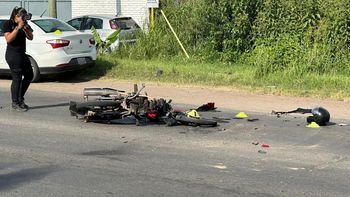 Accidente en Ruta 11: una motociclista fue trasladada en ambulancia tras un fuerte choque con un auto