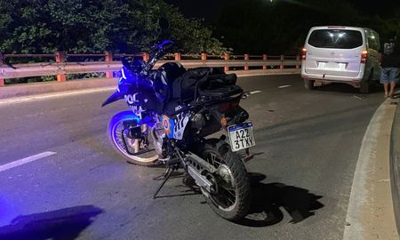 Una camioneta sufrió un desperfecto mecánico y quedó detenida en el Viaducto Oroño: despliegue policial. Una camioneta sufrió un desperfecto mecánico y quedó detenida en el Viaducto Oroño: despliegue policial.
