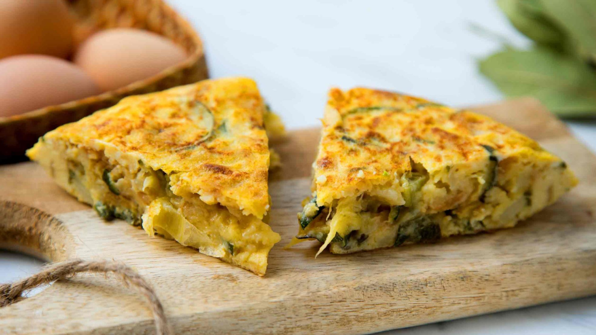 Tortilla de zapallitos y avena en sartén