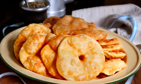 Las tortas fritas se comen todo el año pero en días lluviosos las ganas de acompañar el mate con ellas aumenta. Las tortas fritas se comen todo el año pero en días lluviosos las ganas de acompañar el mate con ellas aumenta.