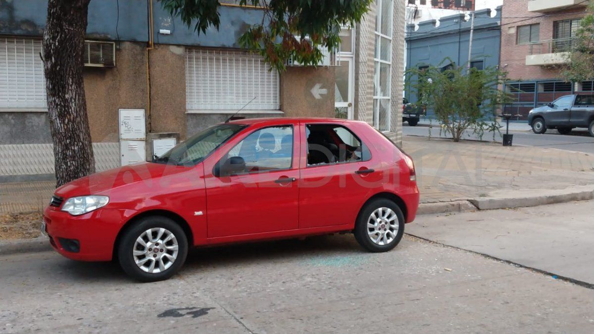 Vandalizaron un auto y robaron en una peluquería
