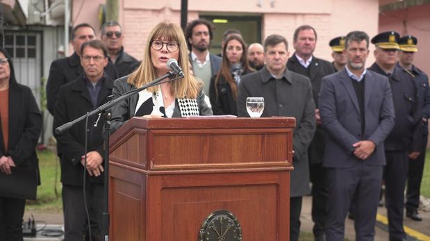 “Puerto Gaboto es un sitio histórico, una reserva arqueológica a nivel mundial. Por impulso del gobernador Pullaro, trabajamos para reafirmar nuestra identidad y sentido de este espacio patrimonial como sitio de encuentro de culturas”, aseguró la ministra de Cultura de Santa Fe, Susana Rueda.