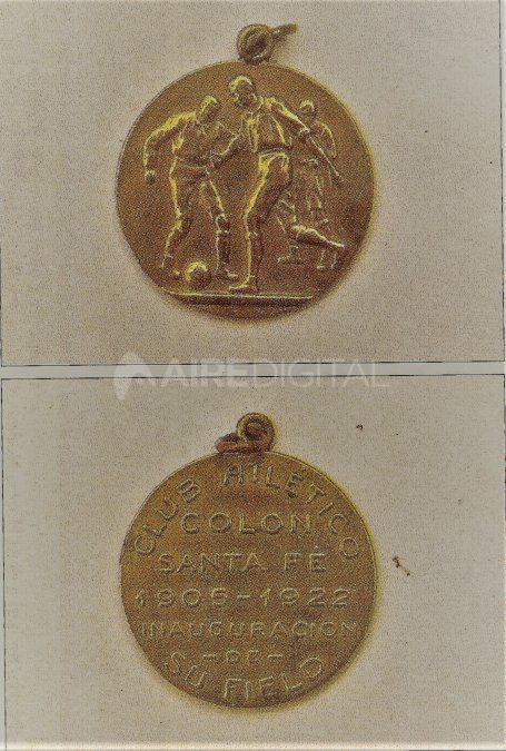 Medalla conmemorativa entregada a los presentes el día de la inauguración futbolística del field de Colón en Barrio Sunchales el 17 de agosto de 1922. Medalla conmemorativa entregada a los presentes el día de la inauguración futbolística del field de Colón en Barrio Sunchales el 17 de agosto de 1922.