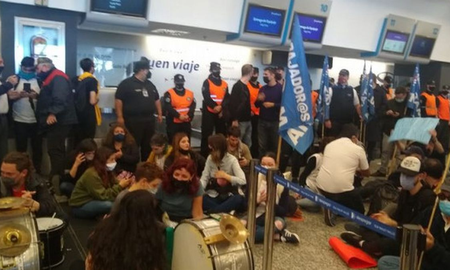Incidentes en Aeroparque entre empleados de Latam y la policía Incidentes en Aeroparque entre empleados de Latam y la policía