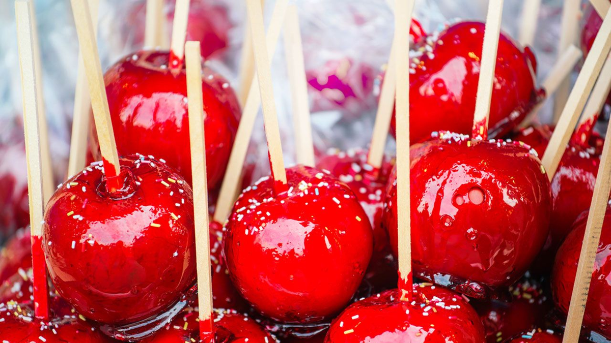 Las manzanas caramelizadas son deliciosas y muy sencillas de hacer. Las manzanas caramelizadas son deliciosas y muy sencillas de hacer.