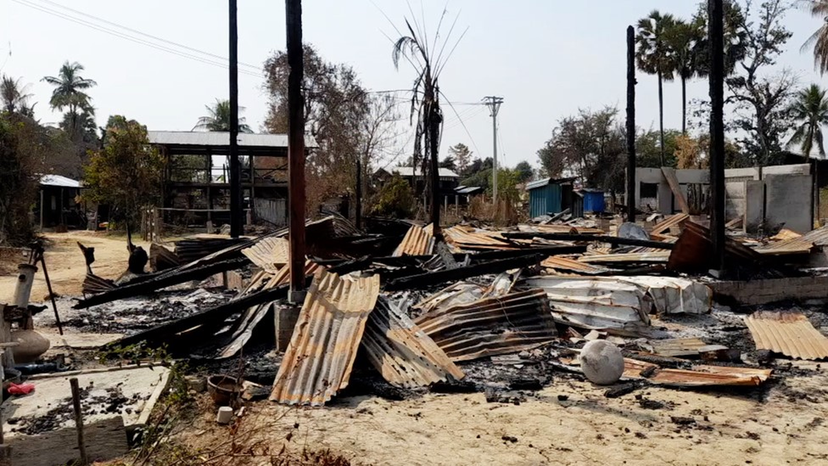 Los restos de una casa quemada, luego de que el ejército pasara por allí.