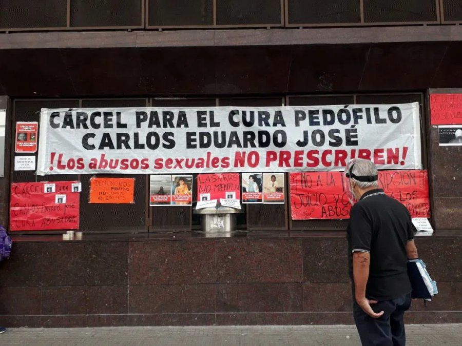 El fallo generó la furia de las personas concentradas a los alrededores de Tribunales.