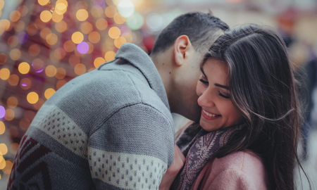 Un susurro al oído que revela el secreto de una sonrisa compartida.