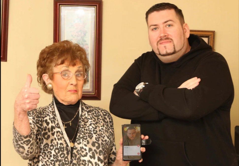La abuela le creó un perfil en Tinder a su nieto soltero: