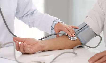 Una única medición elevada no significa que la persona sea hipertensa, aclaró el médico. Una única medición elevada no significa que la persona sea hipertensa, aclaró el médico.