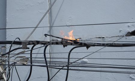 Un incendio en el tendido eléctrico generó complicaciones en el tránsito en el macrocentro de Santa Fe. Un incendio en el tendido eléctrico generó complicaciones en el tránsito en el macrocentro de Santa Fe.