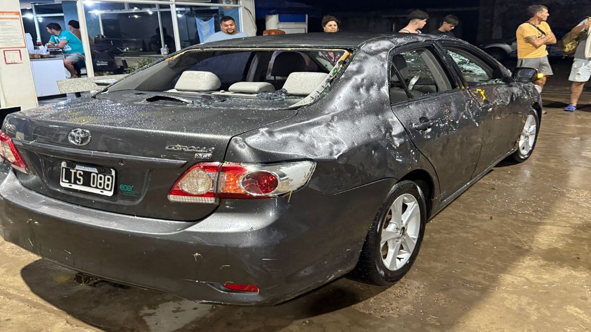 Durante el temporal, los automovilistas fueron sorprendidos por el granizo. Durante el temporal, los automovilistas fueron sorprendidos por el granizo.