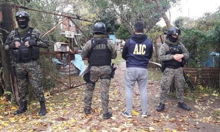 La Dirección de Investigación Criminal sobre Narcotráfico de la Provincia de Santa Fe, dependiente de la Agencia de Investigación Criminal, es un área específica de la Policía provincial abocada a la investigación penal preparatoria de los delitos relacionados con el narcotráfico y narcomenudeo. La Dirección de Investigación Criminal sobre Narcotráfico de la Provincia de Santa Fe, dependiente de la Agencia de Investigación Criminal, es un área específica de la Policía provincial abocada a la investigación penal preparatoria de los delitos relacionados con el narcotráfico y narcomenudeo.