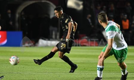 Rodrigo Aliendro analiza la oferta de Vélez y en Colón se niegan a abrir las puertas para permitirle marcharse. Rodrigo Aliendro analiza la oferta de Vélez y en Colón se niegan a abrir las puertas para permitirle marcharse.