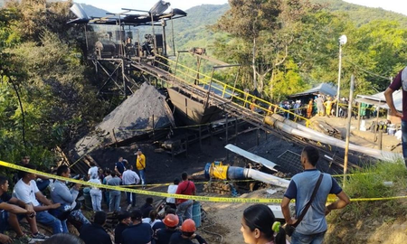 Rescatistas encontraron muertos a tres de los 14 mineros que quedaron atrapados el lunes tras la explosión en una mina de carbón. Rescatistas encontraron muertos a tres de los 14 mineros que quedaron atrapados el lunes tras la explosión en una mina de carbón.