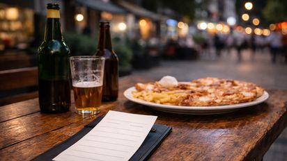 Comieron pizzanesas con cerveza en un bar de la peatonal de Santa Fe, pero se fueron sin pagar: terminaron detenidas