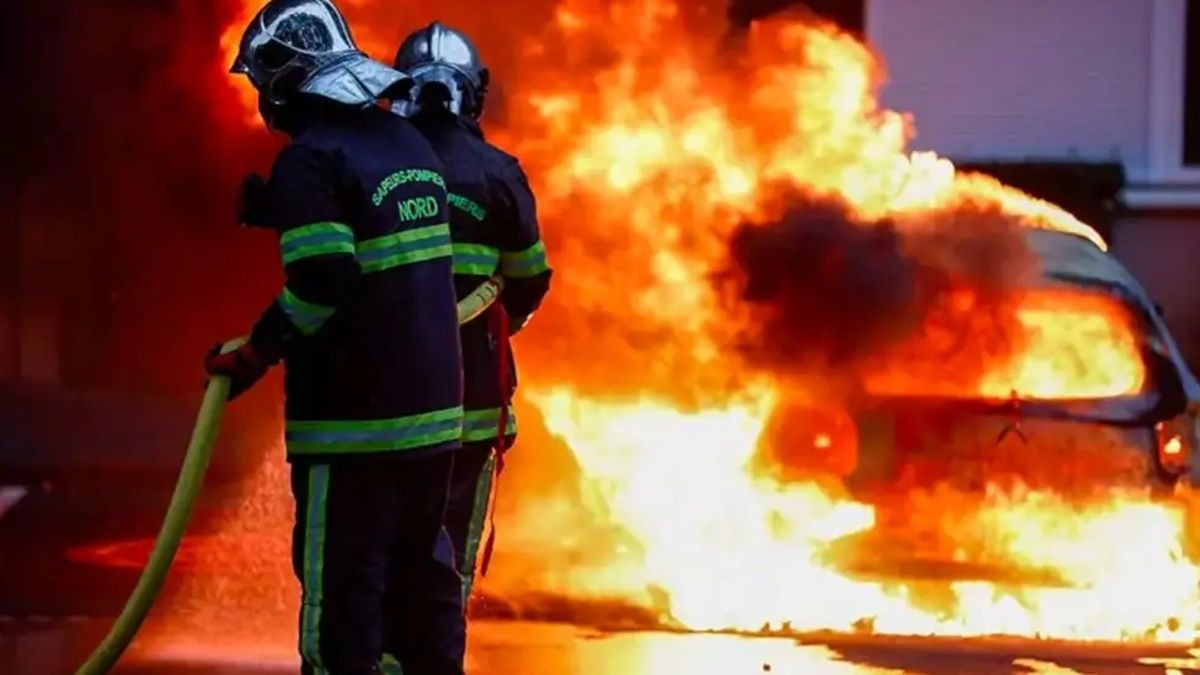 Protestas, incendios, saqueos y represión en Francia por la muerte de un joven de 17 años en manos de la policía. Protestas, incendios, saqueos y represión en Francia por la muerte de un joven de 17 años en manos de la policía.