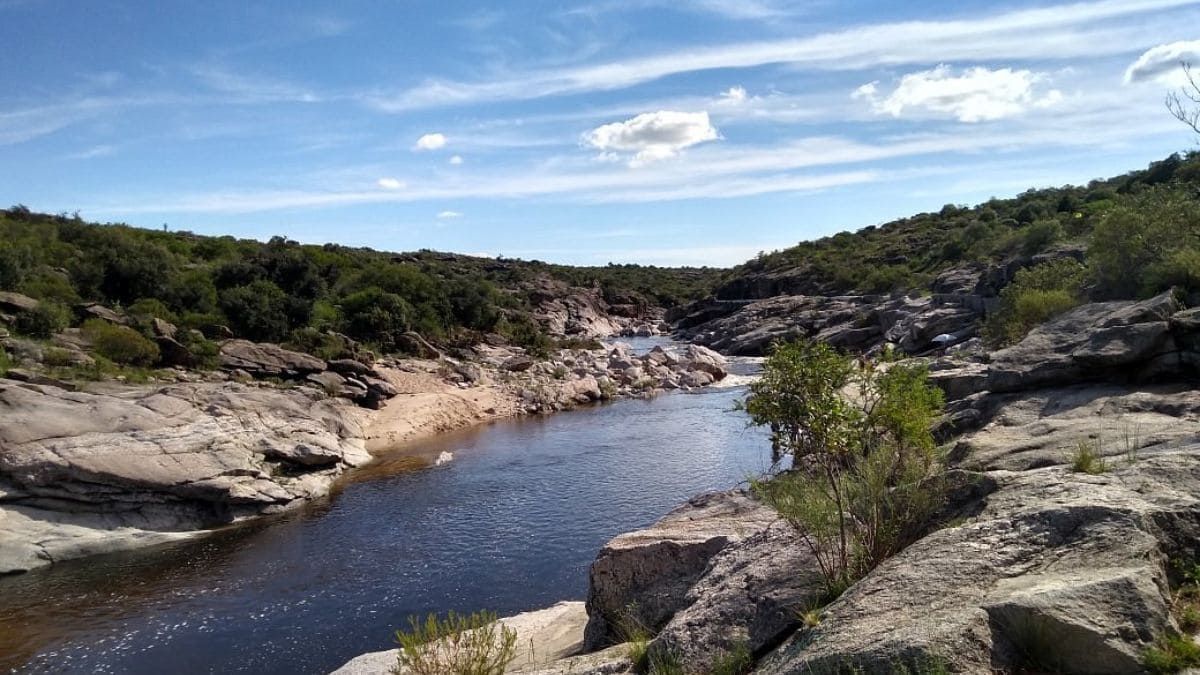 El principal atractivo del Balneario La Toma son su pileta natural, las cuales tienen grandes dimensiones y son formadas por un dique artesanal de piedras. El principal atractivo del Balneario La Toma son su pileta natural, las cuales tienen grandes dimensiones y son formadas por un dique artesanal de piedras.
