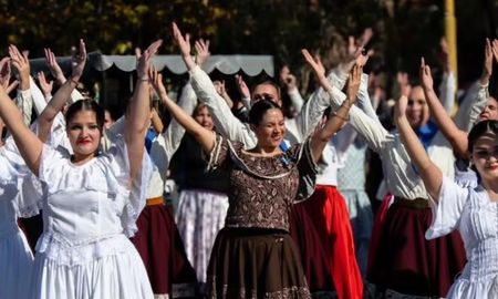 Fin de semana del Día de la Independencia: más de 300 mil personas y $16.200 millones reafirman a Santa Fe como destino turístico. Fin de semana del Día de la Independencia: más de 300 mil personas y $16.200 millones reafirman a Santa Fe como destino turístico.