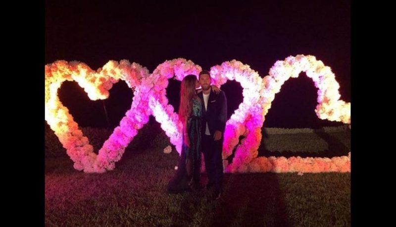 Antonella Roccuzzo y Messi, amorosos en boda de Fábregas