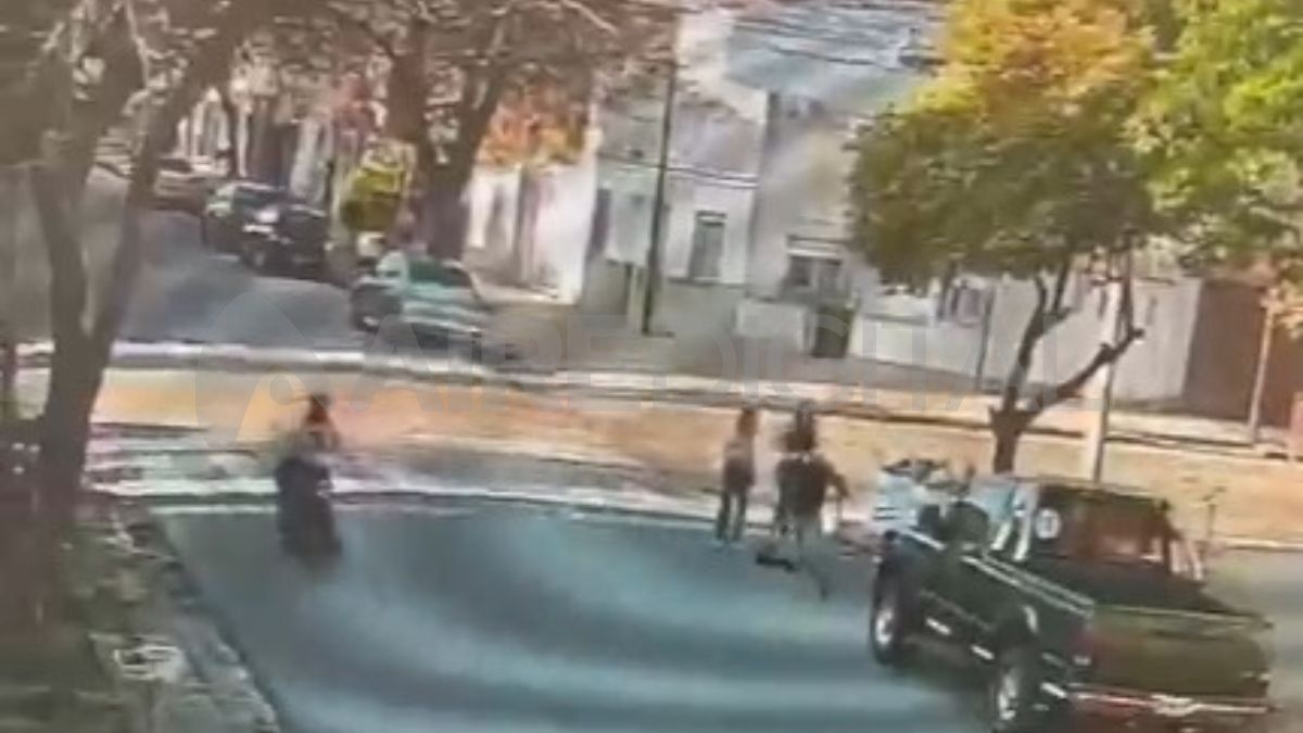Captura del video en el que dos motochorros asaltan a dos jóvenes en el barrio Candioti Sur